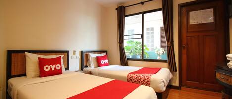 Habitación superior con 2 camas individuales | Escritorio, wifi gratis, ropa de cama