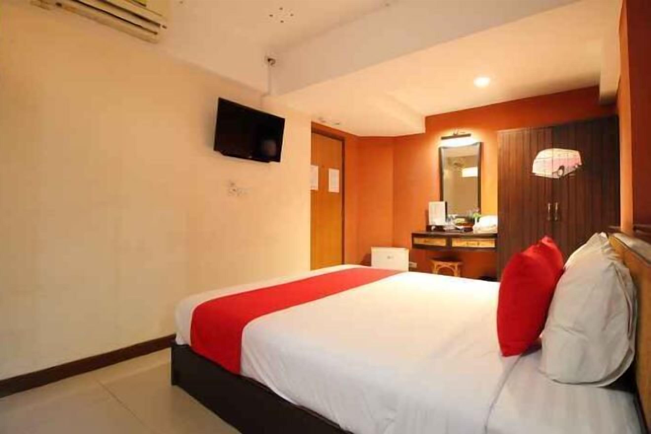 Desk, free WiFi, bed sheets