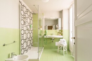Apartment, 2 Schlafzimmer, Flussblick (Rinascimento) | Badezimmer | Regendusche, Haartrockner, Bidet, Handtücher