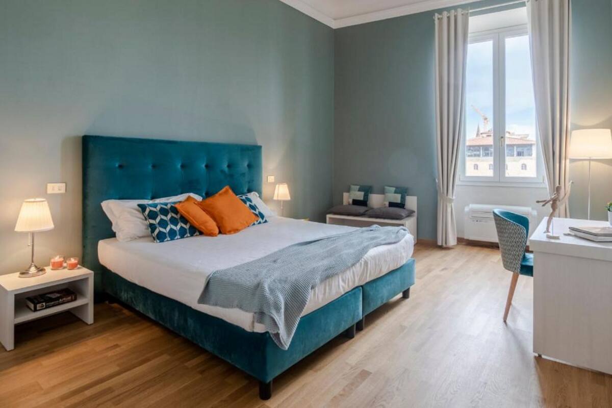 Apartment, 3 Bedrooms, River View (Ponte Vecchio) | Down comforters, desk, iron/ironing board, cribs (free)