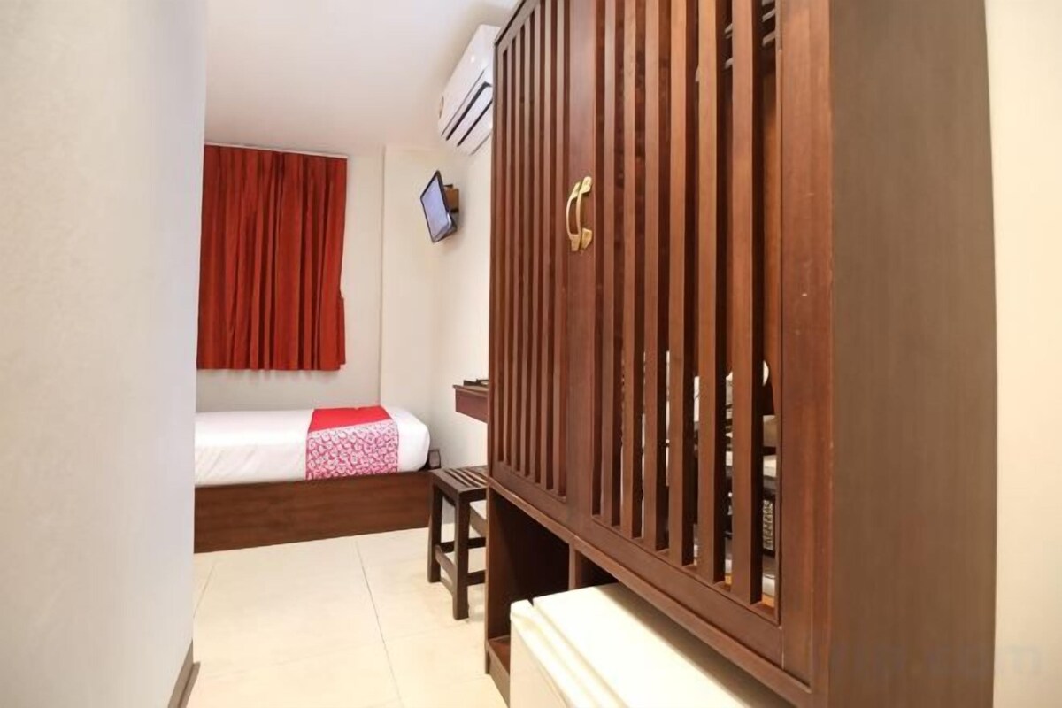 Escritorio, wifi gratis, ropa de cama