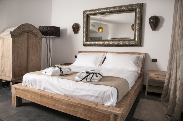 Chambre Double Deluxe | Coffres-forts dans les chambres, bureau, lits bébé (en supplément)