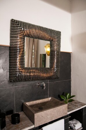 Douche, articles de toilette gratuits, sèche-cheveux, bidet