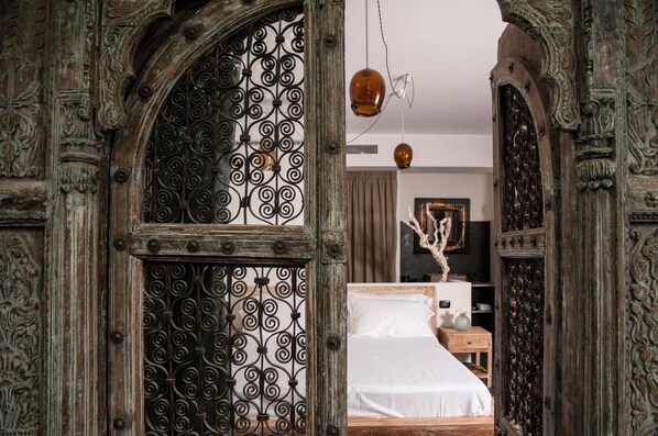 Tallelokero huoneessa, työpöytä, vauvansängyt, ilmainen Wi-Fi