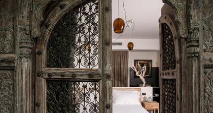 Sevenmaze Charming House