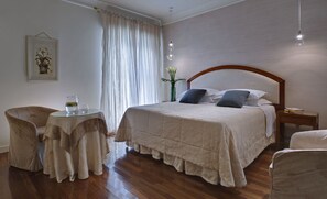 Quarto casal standard | Frigobar, cofres nos quartos, escrivaninha, Wi-Fi de cortesia