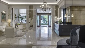 A spacious lobby with a chandelier, marble flooring, and a reception desk. - Europa Terme (Abano Terme)