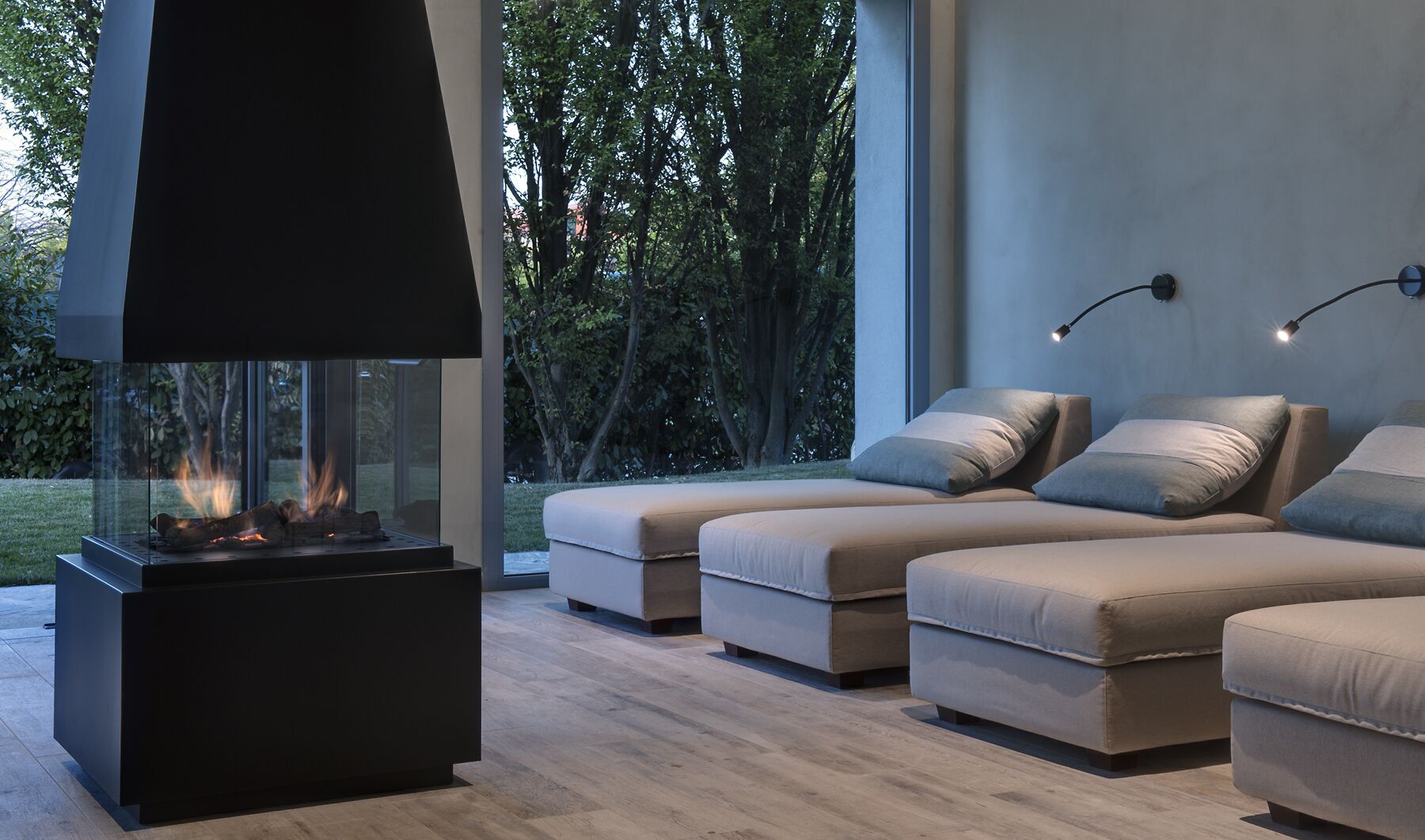 Alberca techada, 2 albercas al aire libre y sombrillas en la alberca