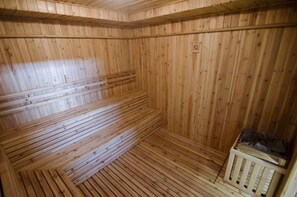 Un sauna con paredes y bancos de madera.