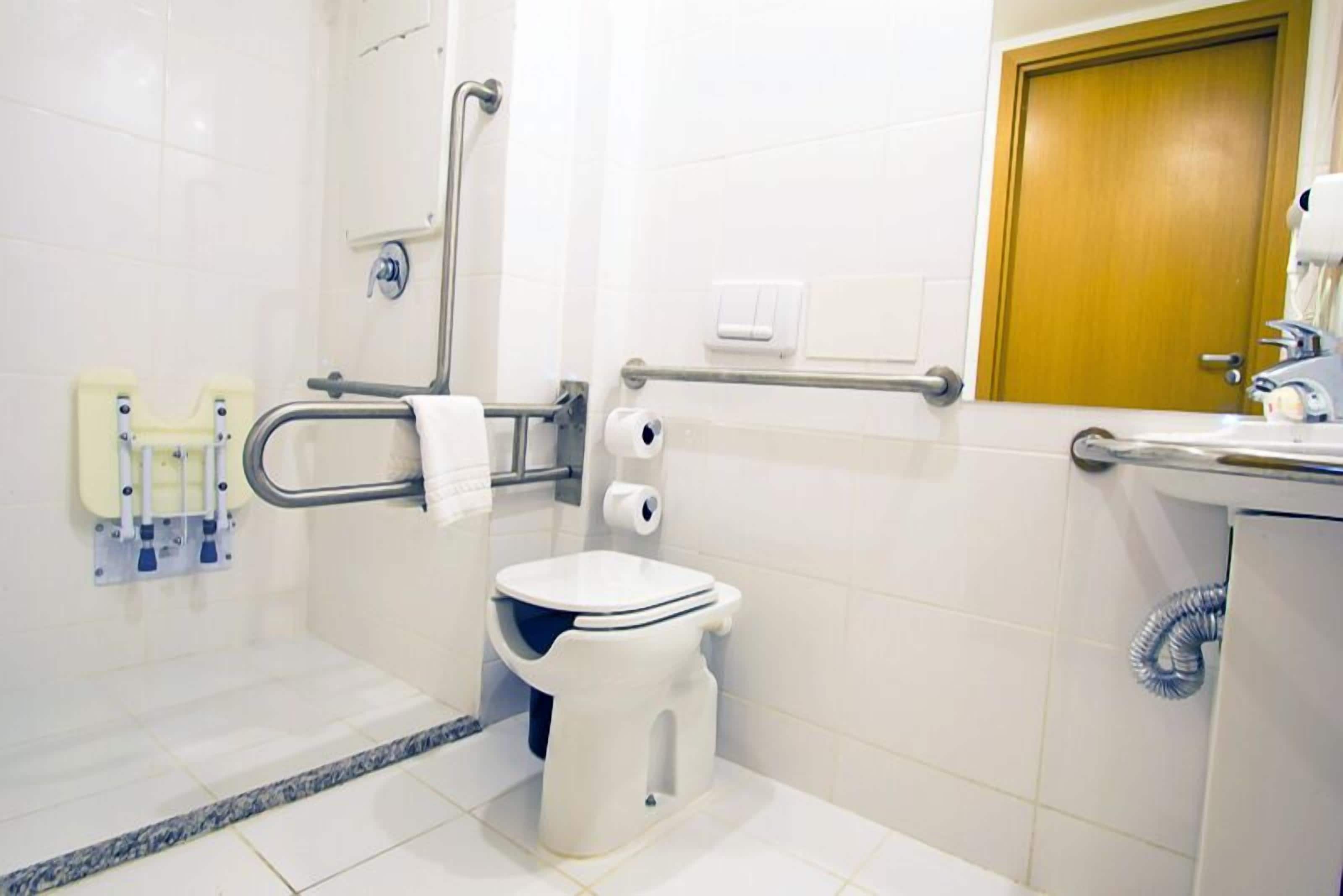 standard duplo | bathroom | shower, hair dryer, towels