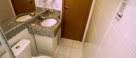 Ein Badezimmer mit zwei Waschbecken, einer Toilette und einer Dusche.