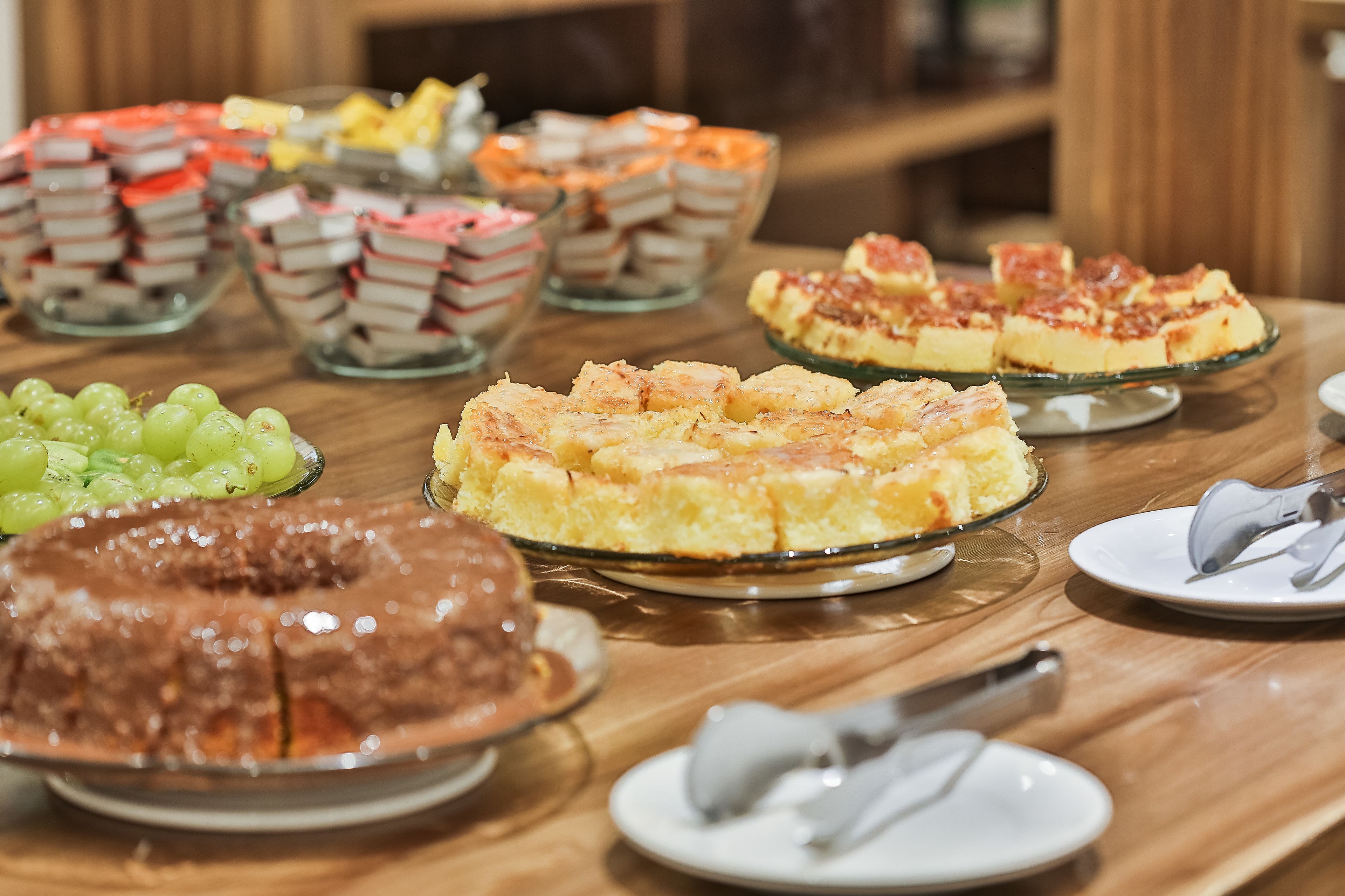 Una mesa de buffet con diversos postres y frutas.