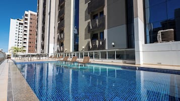 Piscina externa, funciona das 8h às 20h, guarda-sóis, espreguiçadeiras