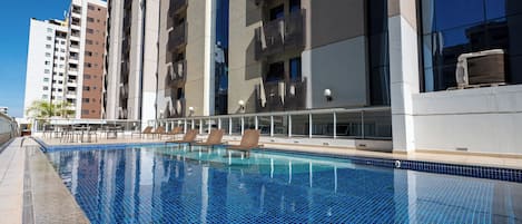 Piscine extérieure, parasols de plage, chaises longues