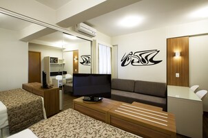 Minibar, caja de seguridad en la habitación y decoración personalizada