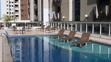 Piscina externa, funciona das 8h às 20h, guarda-sóis, espreguiçadeiras