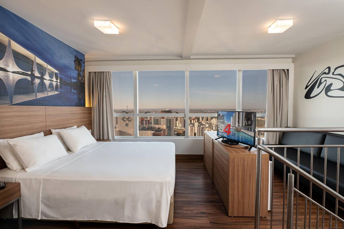 Frigobar, cofres nos quartos, escrivaninha, cortinas blackout