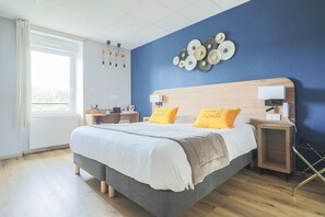 Individually decorated, individually furnished, desk, soundproofing - Hôtel de la Plage (Le Chambon-sur-Lignon)