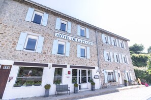 Front of property - Hôtel de la Plage (Le Chambon-sur-Lignon)