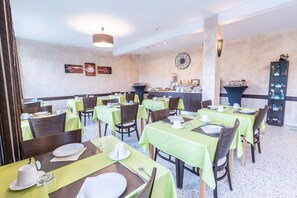 Daily buffet breakfast for a fee - Hôtel de la Plage (Le Chambon-sur-Lignon)