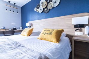 Family Quadruple Room | Individually decorated, individually furnished, desk, soundproofing - Hôtel de la Plage (Le Chambon-sur-Lignon)