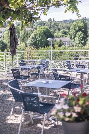 Terrace/patio - Hôtel de la Plage (Le Chambon-sur-Lignon)