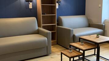 Een 32-inch lcd-televisie met digitale zenders, televisie en een kantoor