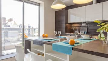 Departamento superior, 2 habitaciones, cocina | Cocina privada | Refrigerador con congelador, microondas y parrilla de estufa