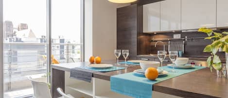 Departamento superior, 2 habitaciones, cocina | Cocina privada | Refrigerador con congelador, microondas y parrilla de estufa