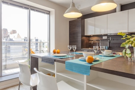 Refrigerador con freezer, microondas, placa de cocina, lavavajillas