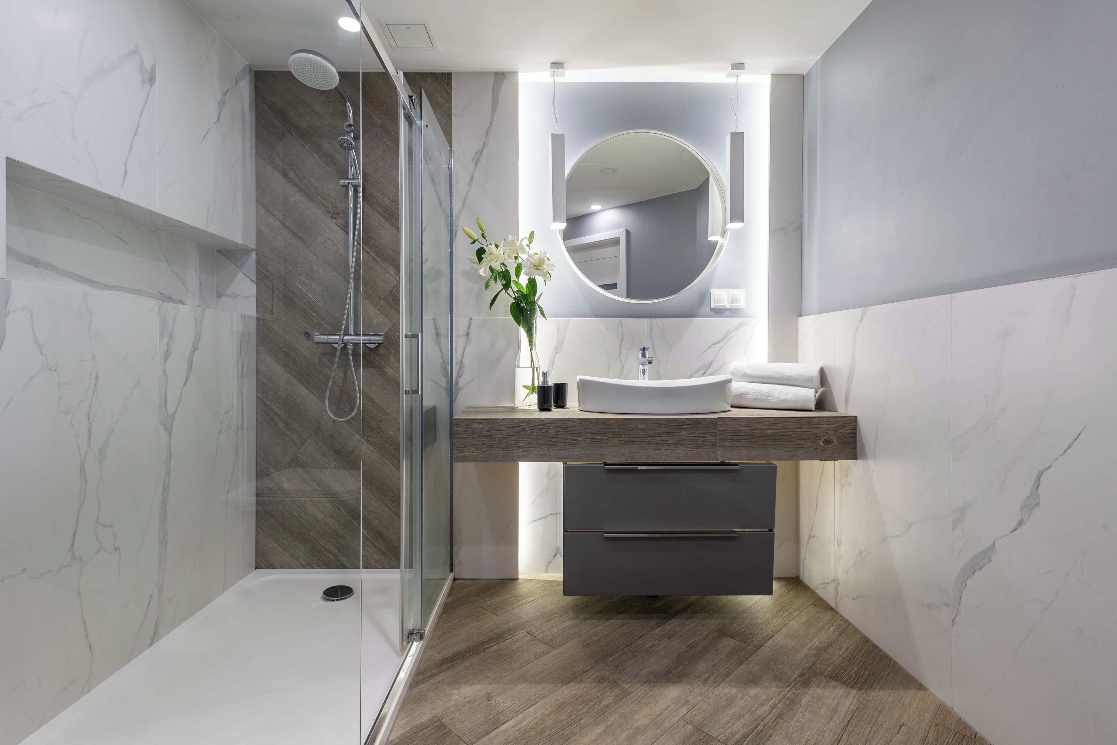 Combined shower/bathtub, hair dryer, towels