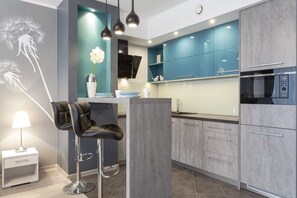 Deluxe Studio Suite, 2 Single Beds | Private kitchenette | Full-sized fridge, microwave, stovetop, dishwasher - Absynt Apartments Old Town Deluxe (Wroclaw)