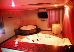 3 quartos, frigobar, escrivaninha, Wi-Fi de cortesia