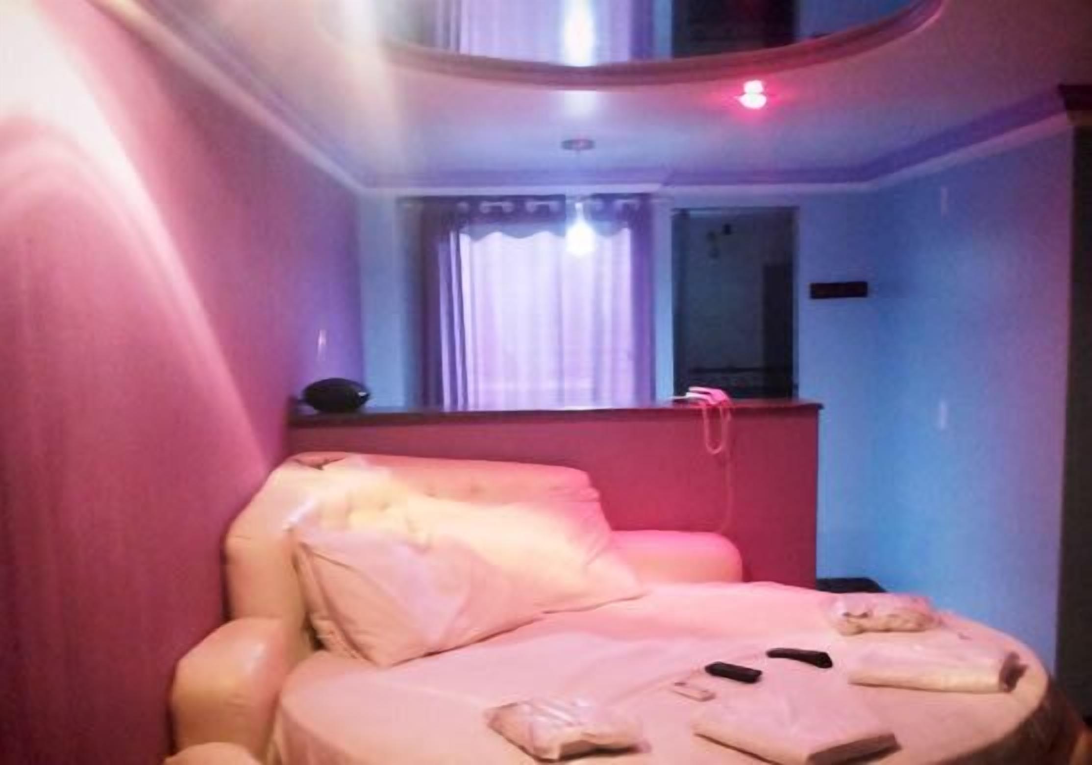 3 kamar tidur, minibar, meja kerja, dan Wi-Fi gratis