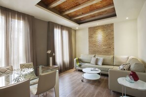 Ropa de cama de alta calidad y caja de seguridad en la habitación