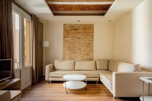 ดีลักซ์อพาร์ทเมนท์, 2 ห้องนอน | บริเวณนั่งเล่น | ทีวีจอแบน 32 นิ้ว พร้อมช่องดิจิตอล, ทีวี