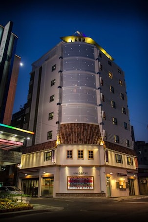 Fachada de la propiedad por la tarde o noche