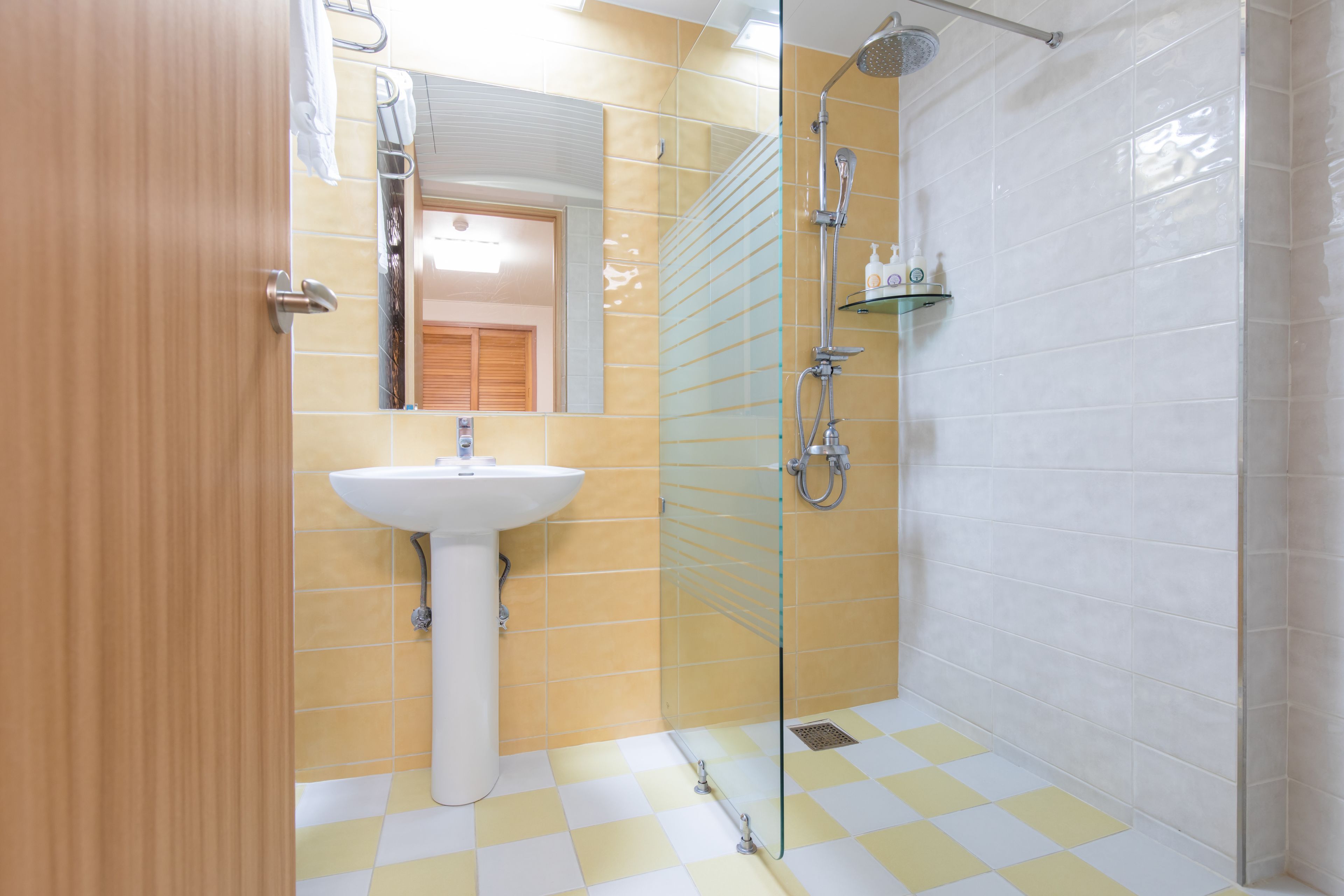 double room | bathroom | shower, rainfall showerhead, free toiletries, hair dryer