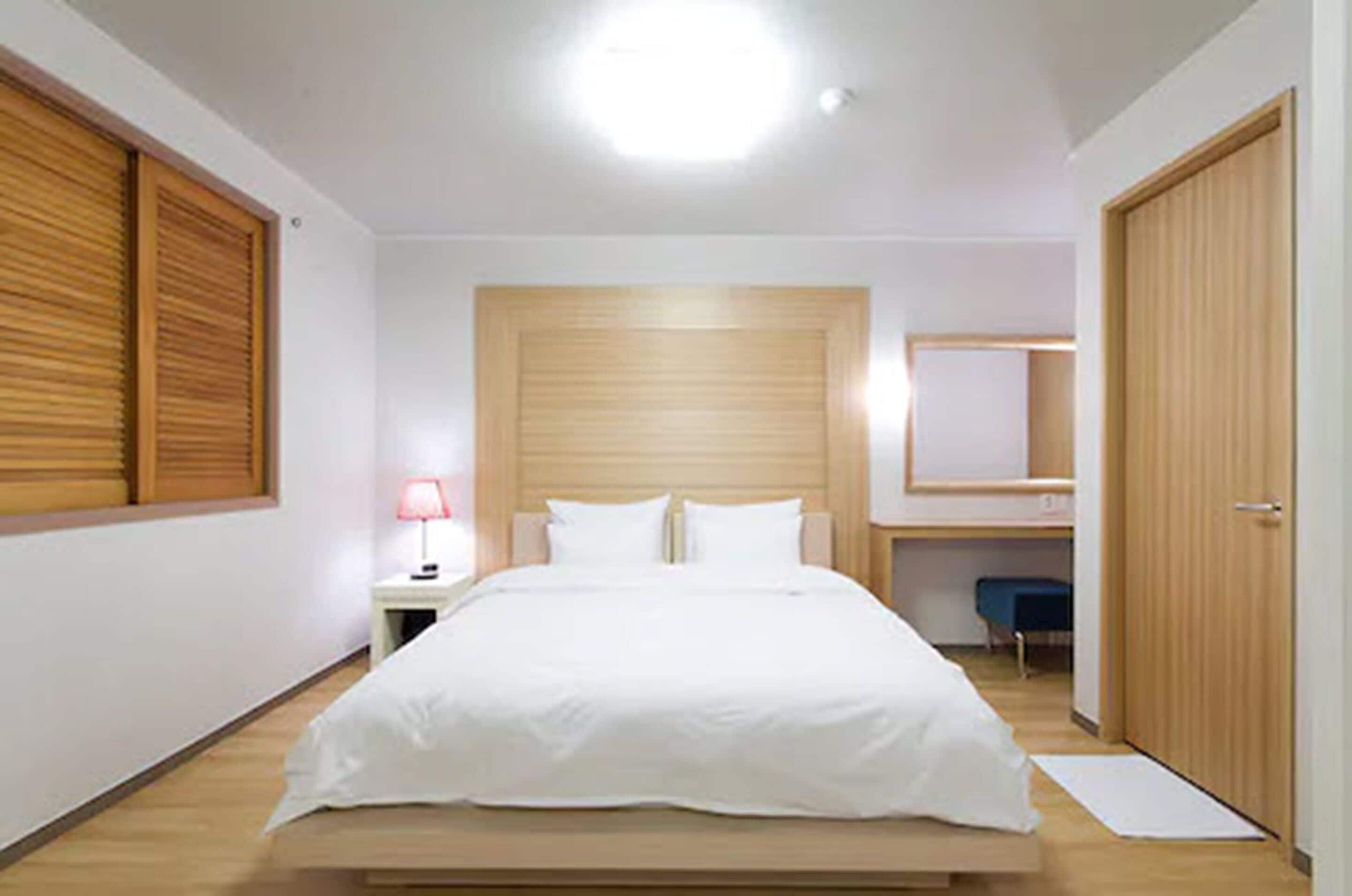 double room | premium bedding, desk, free wifi, bed sheets