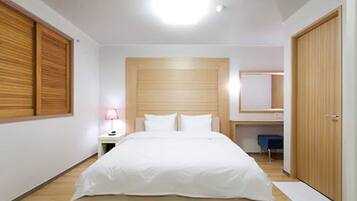 Ropa de cama de alta calidad, escritorio, wifi gratis y ropa de cama