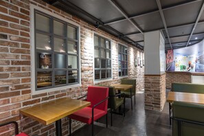 Serveert ontbijt, lunch en brunch