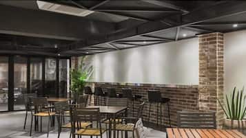 Con servicio de desayunos, comidas y brunch