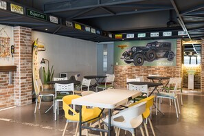 Serveert ontbijt, lunch en brunch