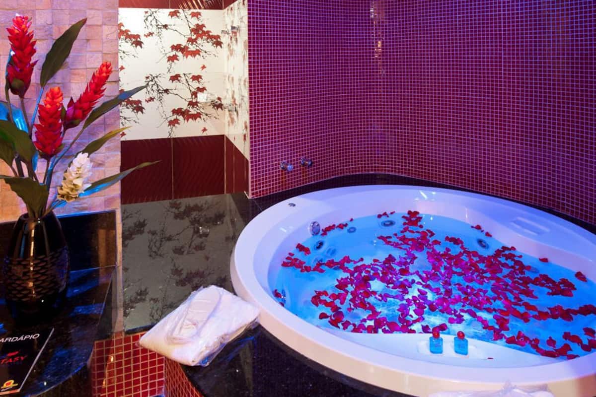 Suite (Master) | Deep soaking bathtub
