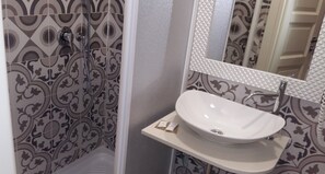 Ducha, secador de pelo, bidet, toallas