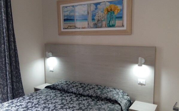 Minibar, in-room safe, desk, free WiFi - Friendship Place (Rome)