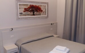 Minibar, in-room safe, desk, free WiFi - Friendship Place (Rome)