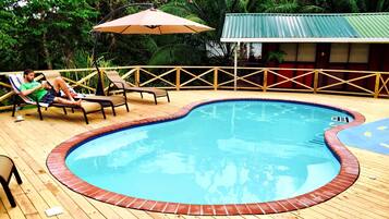 Una piscina al aire libre