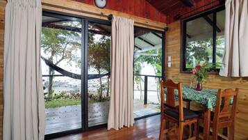 Bungalow, Mehrere Betten, Meerblick | 1 Schlafzimmer, Zimmersafe, kostenloses WLAN, Bettwäsche