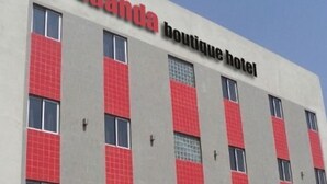 Ein Gebäude mit dem Schild 'Inn Luanda Boutique Hotel'.